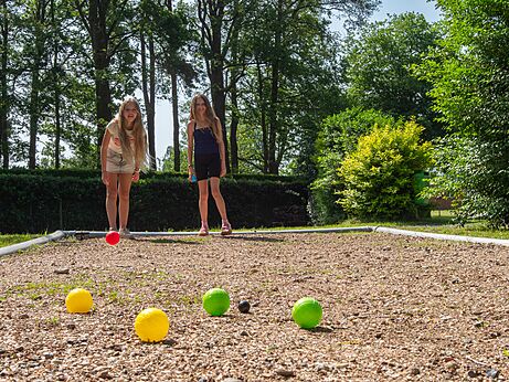 Partie de pétanque avec enfants au camping CAPFUN Fort Bedmar à Sint-Gillis-Waas.