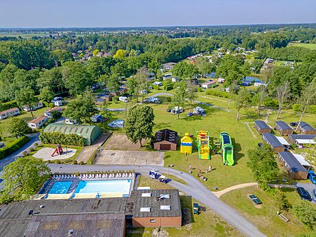 Vue aérienne du camping, piscine, jeux et Mobil-homes au camping CAPFUN Fort Bedmar.
