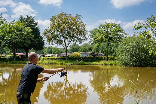 Homme pêchant dans l'étang du camping CAPFUN Fort Bedmar à Sint-Gillis-Waas.