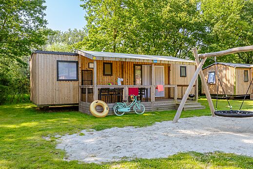 Mobil-home en bois, terrasse, balançoire au camping CAPFUN Fort Bedmar à Sint-Gillis-Waas.