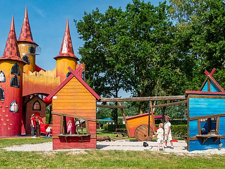 Aire de jeux thématique château avec enfants au camping CAPFUN Fort Bedmar à Sint-Gillis-Waas