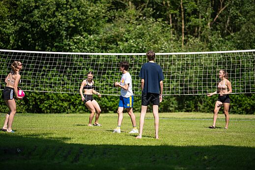 Volleyball sur terrain herbeux au camping CAPFUN Fort Bedmar à Sint-Gillis-Waas.
