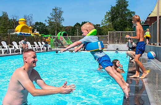 Enfant sautant dans la piscine, jeux aquatiques au camping CAPFUN Fort Bedmar.