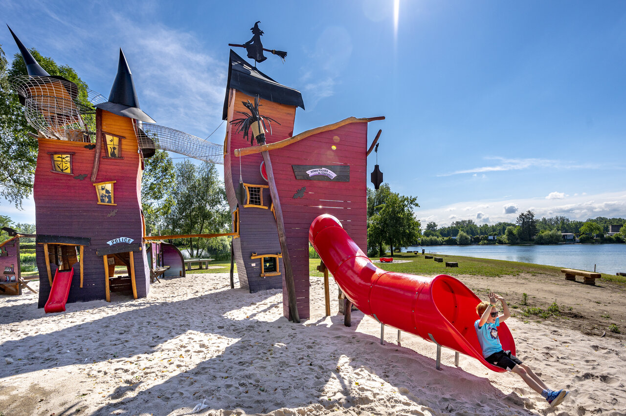 Rote Rutsche, thematischer Spielplatz auf Sand bei CAPFUN Fort Falabraque Seltz.