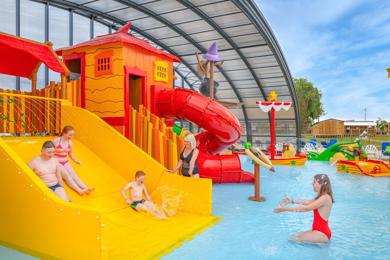 Wasserrutschen und Wasserspiele f�r Kinder auf dem Campingplatz CAPFUN Fort Falabraque in Seltz (67).