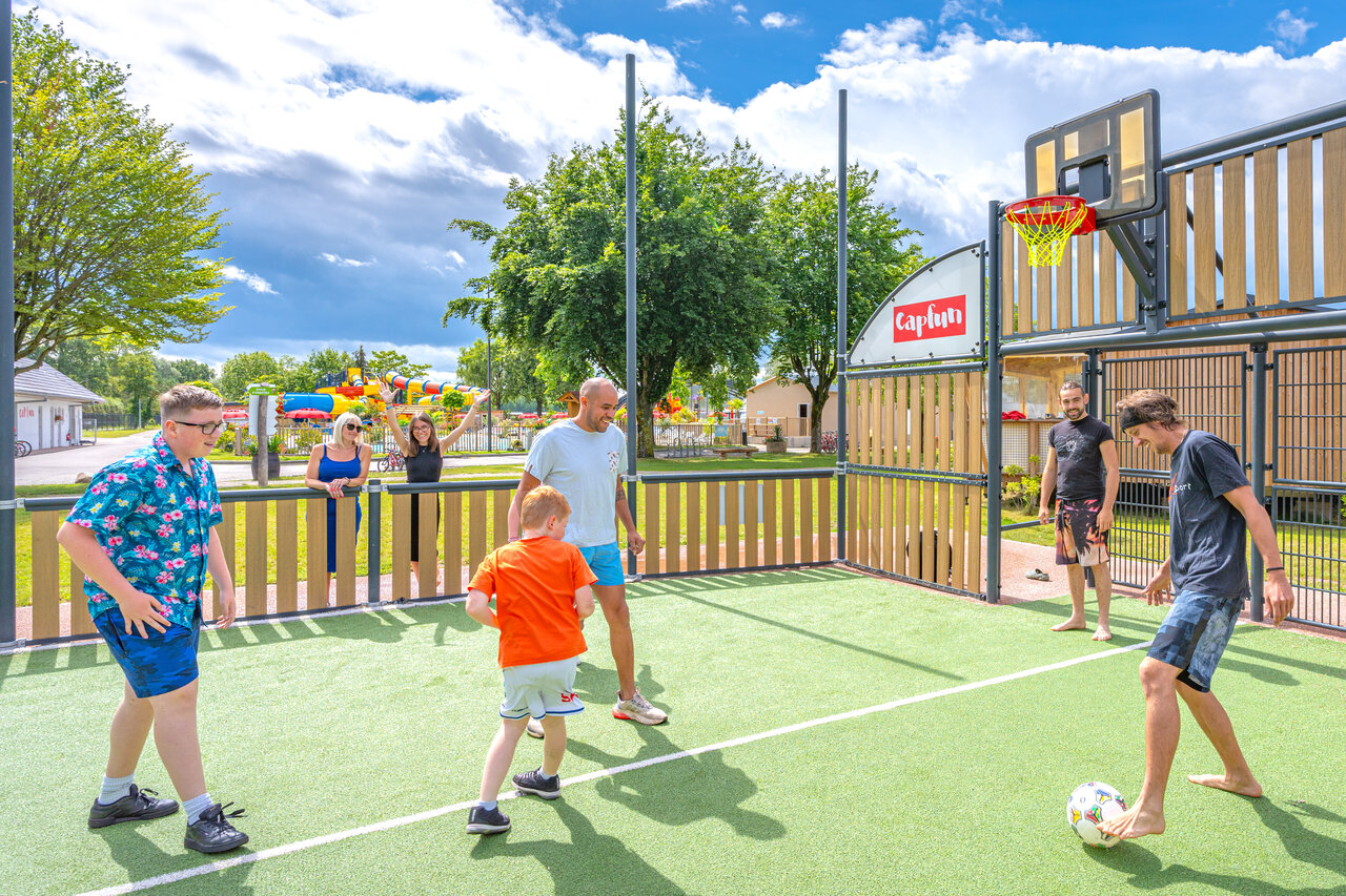 Multisportplatz mit Familie beim Fu�ball- und Basketballspielen auf Camping CAPFUN Fort Falabraque in Seltz (67).