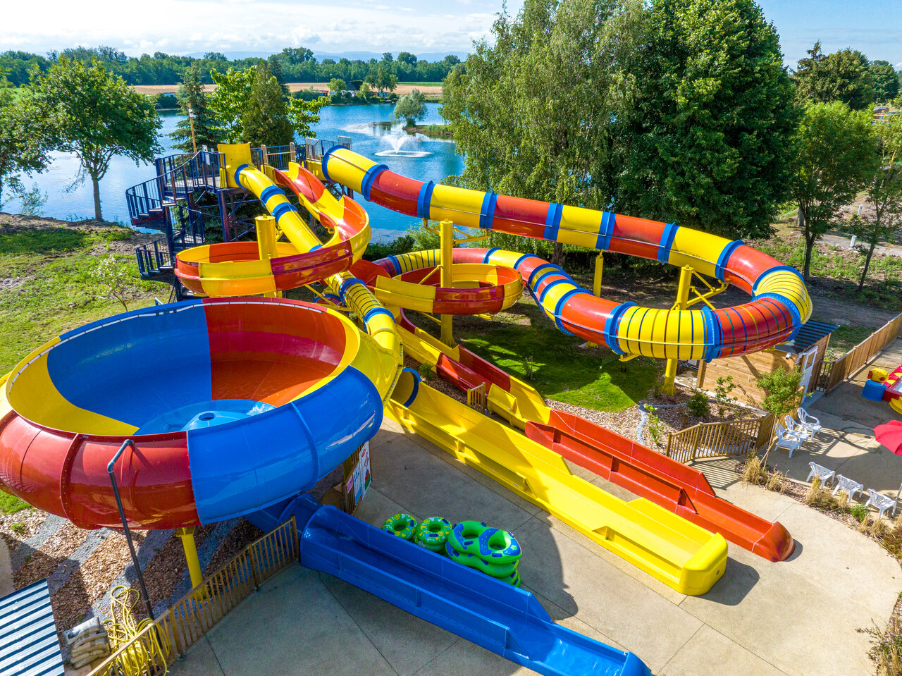 Bunte Wasserrutschen und gro�er Trichter im Camping CAPFUN Fort Falabraque in Seltz (67).