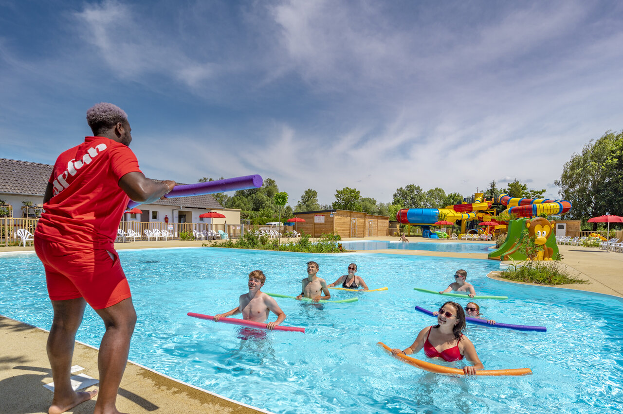 Aquagym im Au�enpool des CAPFUN Fort Falabraque Campingplatzes Seltz (67).