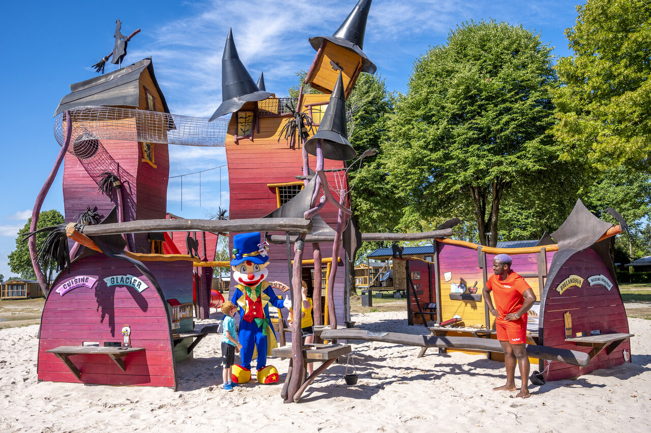 Themenspielplatz mit Maskottchen und Animateur auf dem Campingplatz CAPFUN Fort Falabraque in Seltz (67).