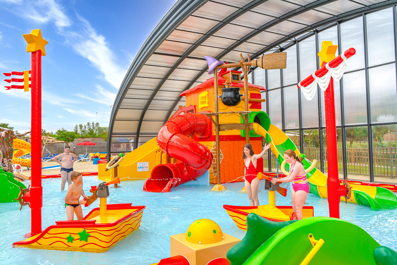Wasserrutschen, Wasserspiele auf dem Campingplatz CAPFUN Fort Falabraque in Seltz (67).