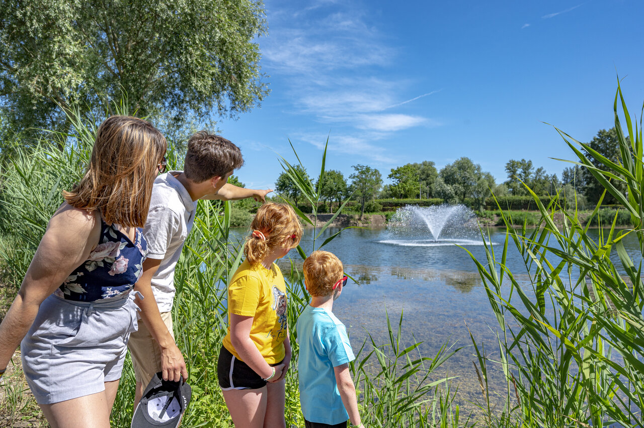 Teich, Springbrunnen, Familie am Camping CAPFUN Fort Falabraque Seltz (67).
