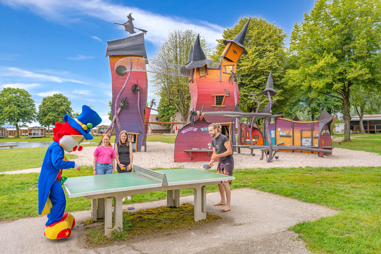 Themenspielplatz, Tischtennis und Maskottchen auf dem Campingplatz CAPFUN Fort Falabraque in Seltz (67).