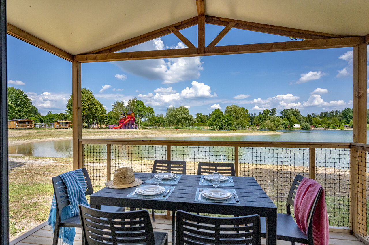 Terrasse, See auf Camping CAPFUN Fort Falabraque in Seltz (67).