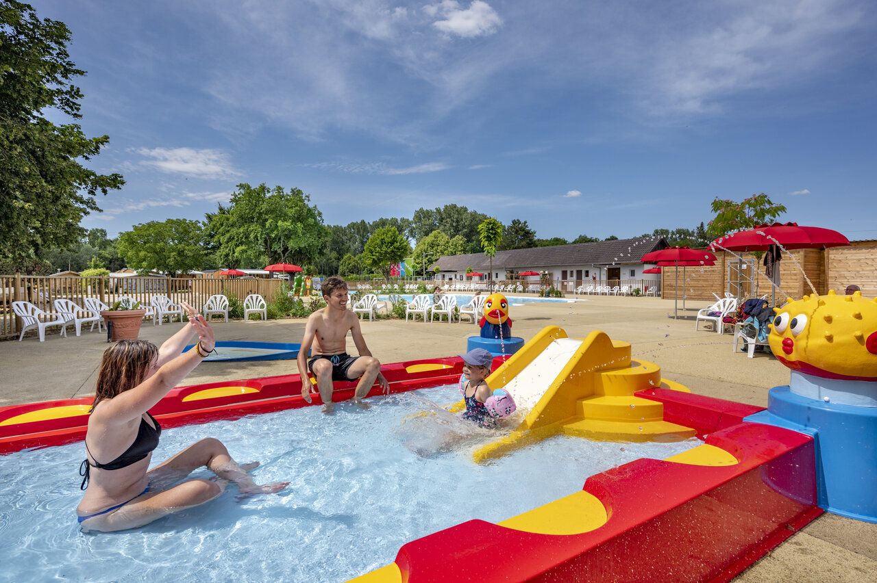 Wasserspielplatz, Rutsche, Familie auf Campingplatz CAPFUN Fort Falabraque in Seltz.
