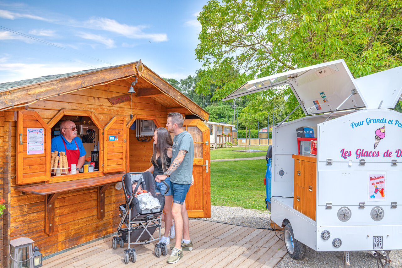 Handwerklicher Eisstand, Paar mit Baby auf dem Campingplatz CAPFUN Fort Falabraque in Seltz (67).