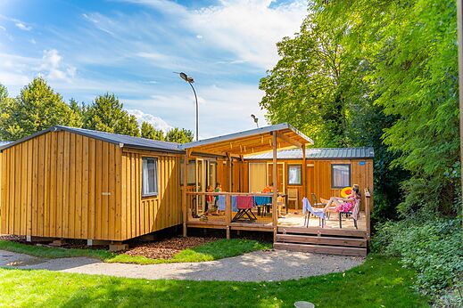 Holz-Mobilheim mit �berdachter Terrasse auf dem CAPFUN Fort Falabraque in Seltz (67).
