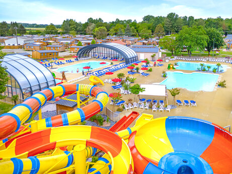 Buiten- en binnenbaden, waterglijbanen op camping CAPFUN Fort Falabraque in Seltz (67).