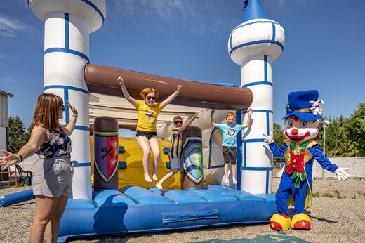Opblaasbare spelen voor kinderen met mascotte op camping CAPFUN Fort Falabraque in Seltz (67).