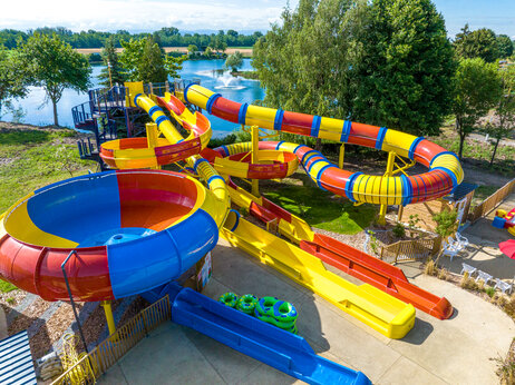 Kleurrijke waterglijbanen en grote kom in camping CAPFUN Fort Falabraque in Seltz (67).