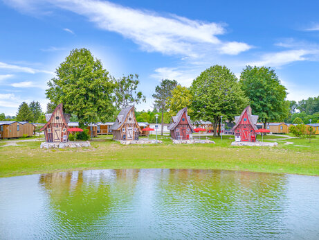 Bijzondere accommodaties in sprookjeshuisvorm op camping CAPFUN Fort Falabraque in Seltz (67).