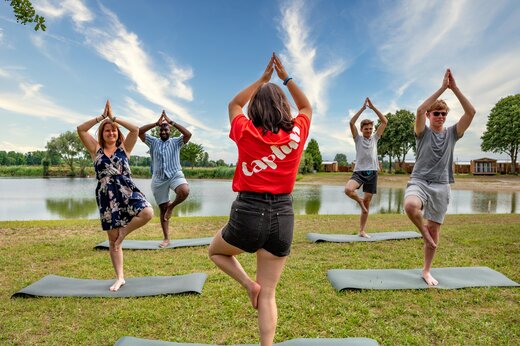 Yogales in de buitenlucht bij het meer op CAPFUN Fort Falabraque in Seltz (67).
