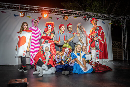 Verkleed animatieteam op podium voor een show op camping CAPFUN Fort Falabraque in Seltz (67).