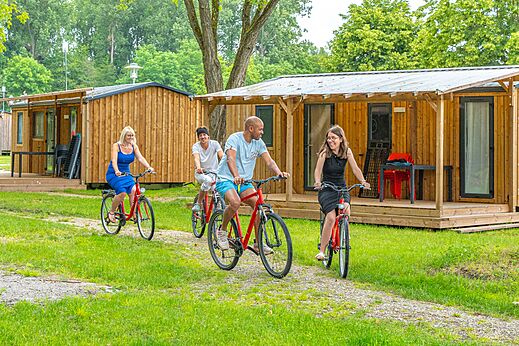 Fahrradtour, Holz-Mobilheime auf dem Campingplatz CAPFUN Fort Falabraque in Seltz (67).
