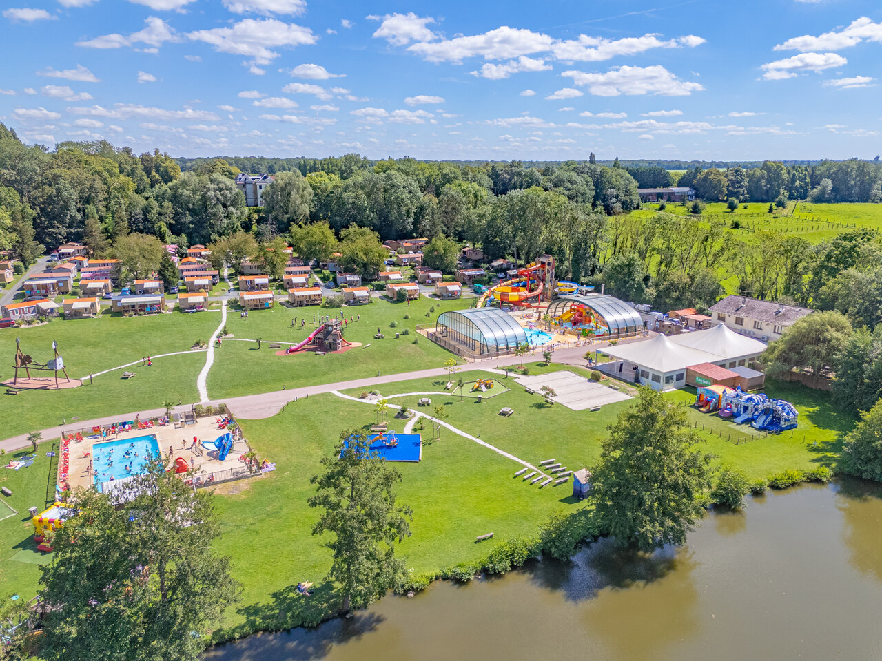 Luftaufnahme Wasserpark, Pools, Mobilheime auf Camping CAPFUN Fredland (77).