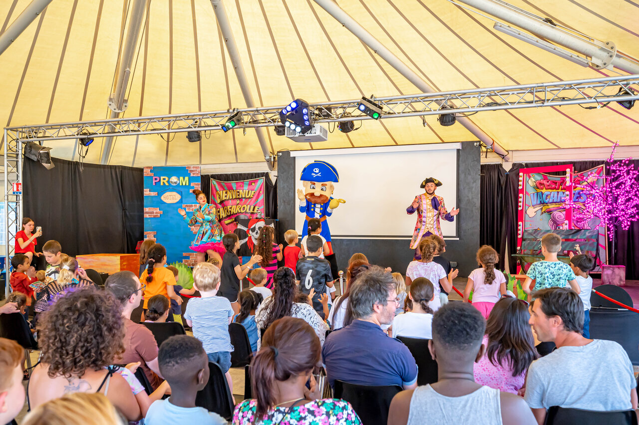 Animationsshow mit Piratenfiguren und Kindern auf dem Campingplatz CAPFUN Fredland in Tournan en Brie (77).
