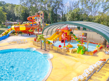 Großer Wasserpark mit Rutschen und Außenpool auf dem Campingplatz CAPFUN Fredland in Tournan en Brie.