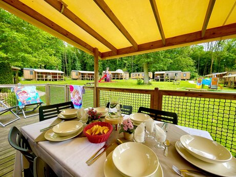 Mobil-home avec terrasse, table dress�e et jeux enfants au camping CAPFUN Fredland � Tournan en Brie.