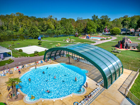 Überdachtes und Freibad, Luftaufnahme, Campingplatz CAPFUN Fredland (77).