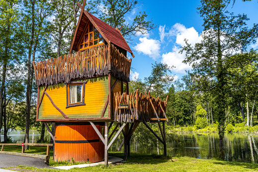 H�bergement insolite cabane sur pilotis au camping CAPFUN Fredland � Tournan en Brie.