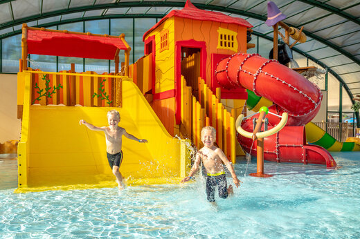 Piscine ludique, toboggans et enfants au camping CAPFUN Fredland � Tournan en Brie (77).