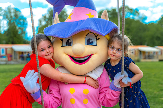 Deux filles �treignant une mascotte joyeuse au camping CAPFUN Fredland � Tournan en Brie (77).