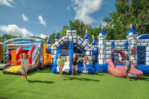Jeux gonflables, ch�teaux et toboggan pirate pour enfants au camping CAPFUN Fredland.