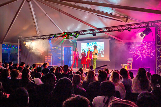 Spectacle d'animation avec artistes sur sc�ne et public au camping CAPFUN Fredland.