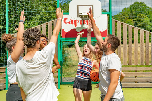 Activit� basketball pour jeunes au camping CAPFUN Fredland � Tournan en Brie.
