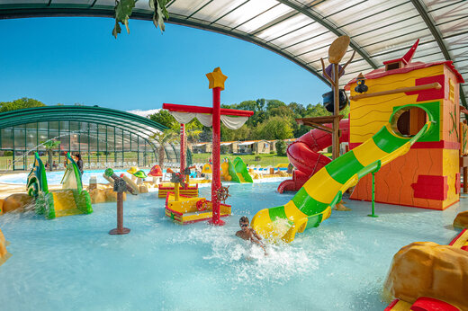 Wasserrutsche und Wasserspiele auf dem Campingplatz CAPFUN Fredland in Tournan en Brie.