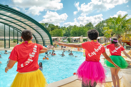 Animateurs CAPFUN encadrant activit� aquatique en piscine au camping CAPFUN Fredland (77).