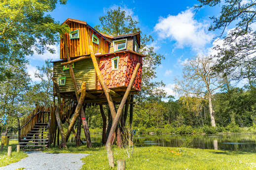 Cabane dans les arbres color�e, h�bergement insolite, au camping CAPFUN Fredland.
