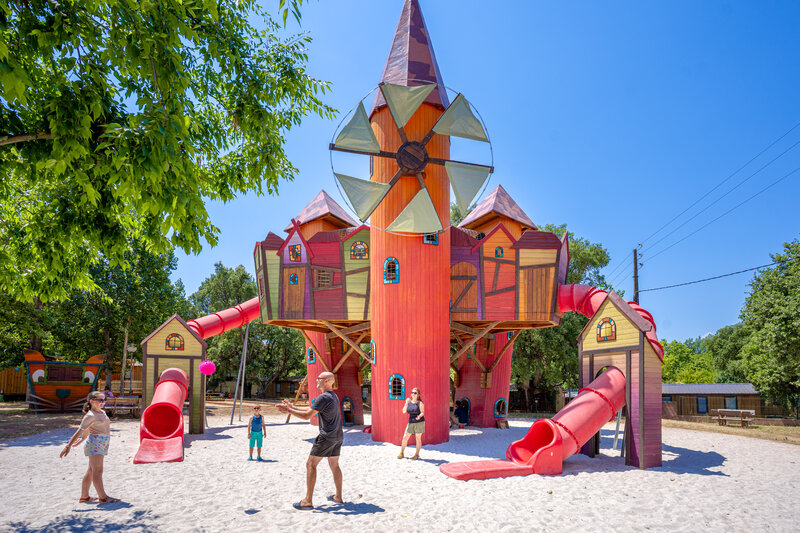 Jeu Carabouille - Grande structure de jeux color�e avec toboggans et sable au camping CAPFUN Le Fr�jus � Fr�jus (83).