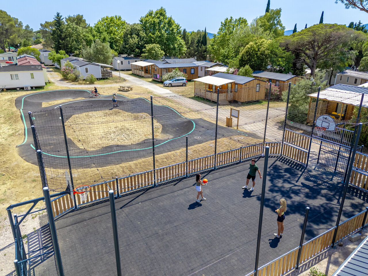 Multisportplatz und Pumptrack f�r Fahrr�der auf dem Campingplatz CAPFUN Le Fr�jus in Fr�jus (83).