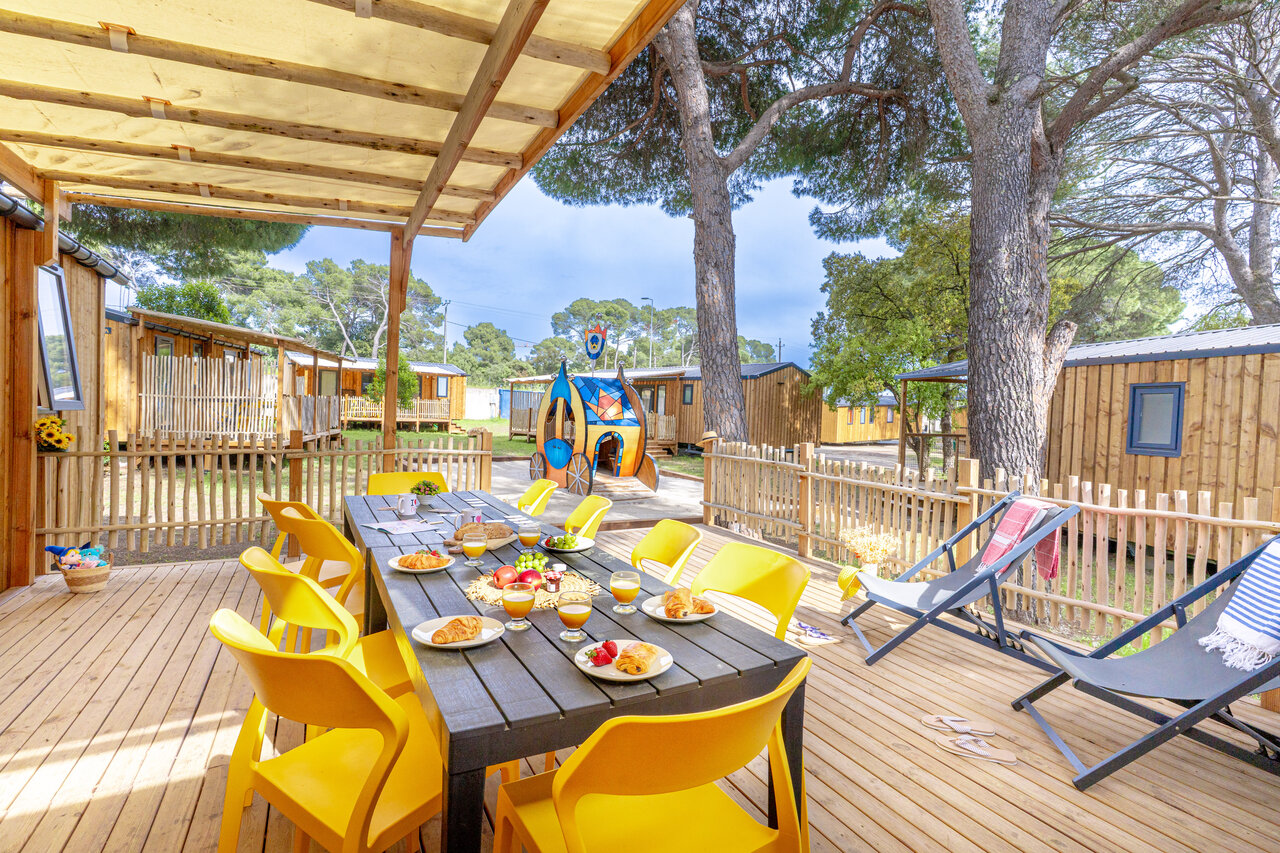 Terrasse Fr�hst�ck, Mobilheim auf dem Campingplatz CAPFUN Le Fr�jus in Fr�jus (83).