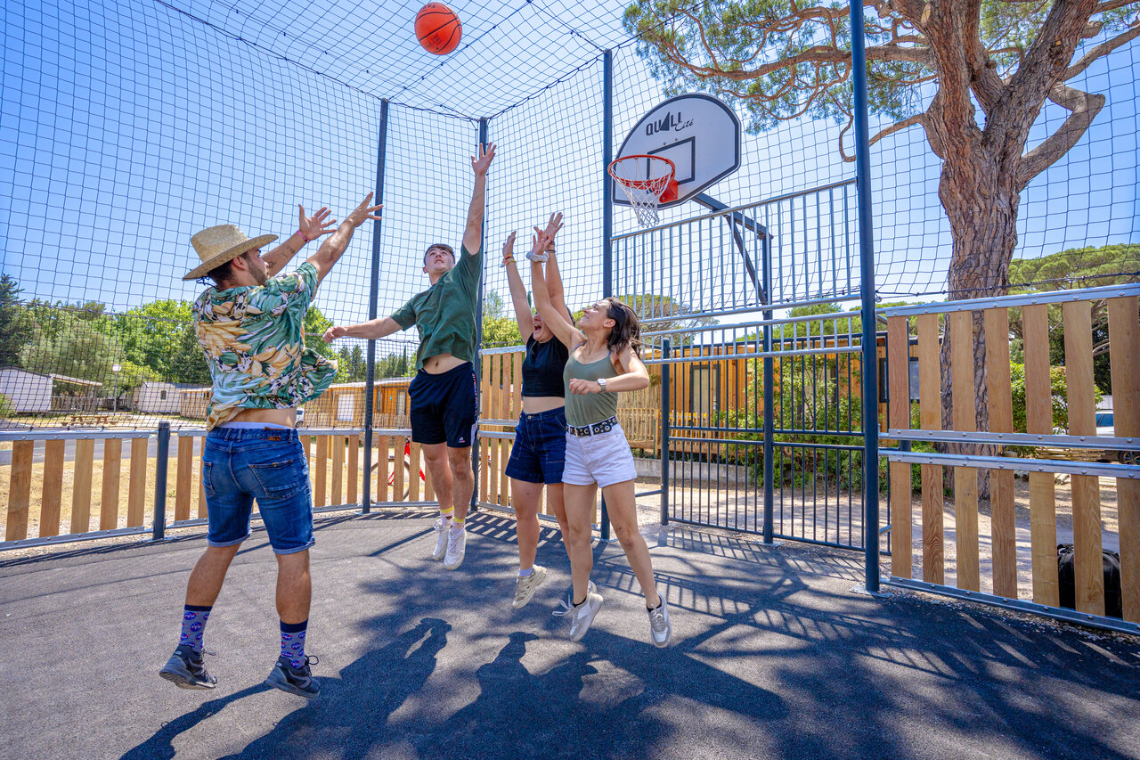 Jugendliche spielen Basketball auf Multisportplatz auf dem Campingplatz CAPFUN Le Fr�jus in Fr�jus.