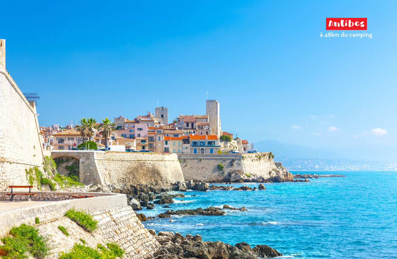 Altstadt von Antibes, historische Stadtmauern und Mittelmeer, C�te d'Azur.