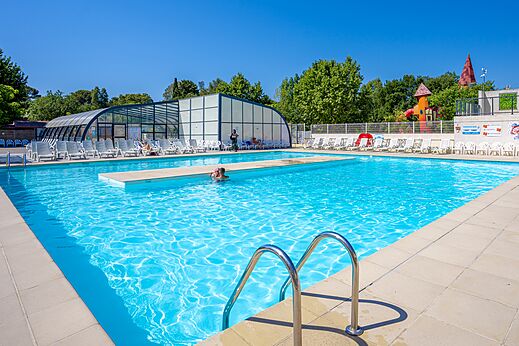 Au�en- und Hallenbad des Campingplatzes CAPFUN Le Fr�jus in Fr�jus.