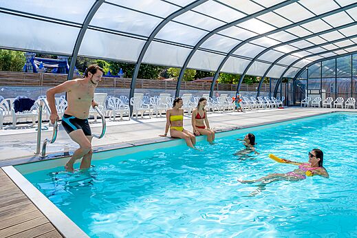 �berdachtes Schwimmbad mit Badeg�sten im Camping CAPFUN Le Fr�jus in Fr�jus (83).