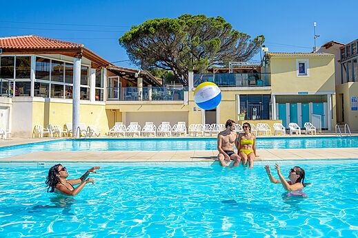 Au�enpool mit Badeg�sten und Ball im CAPFUN Le Fr�jus, Fr�jus (83).