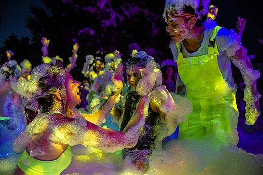 Lebhaftes Schaumparty, fr�hliche Teilnehmer, bunte Lichter auf dem Camping CAPFUN Le Fr�jus (83).